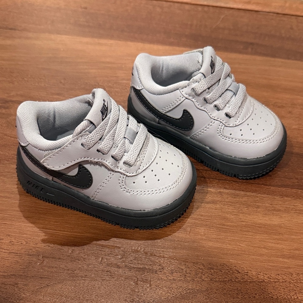 Nike Kids Grey and Black Low-Top Sneakers with Grey Sole